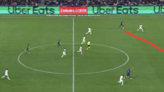 Mbapp&eacute; critiqu&eacute; par les fans du PSG et Thierry Henry pour avoir oubli&eacute; Hakimi. (cr&eacute;dit Prime Video)