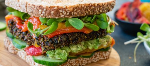 I cibi ultraprocessati aumentano il rischio di mortalità: uno studio su 22mila persone per 12 anni