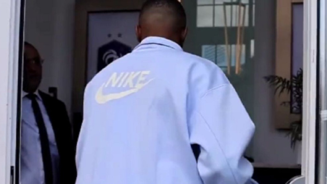 Un membre du staff des Bleus se met au garde-&agrave;-vous quand il voit Mbapp&eacute;, la vid&eacute;o buzze (capture YouTube)