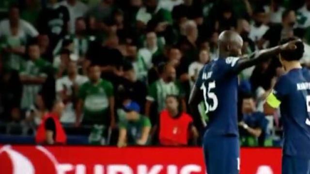 Danilo agac&eacute; par les errements dans la d&eacute;fense du PSG. (cr&eacute;dit Twitter)