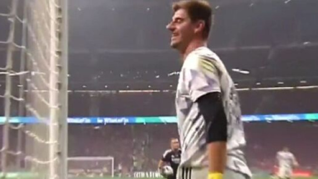 La r&eacute;ponse magistrale de Thibaut Courtois insult&eacute; par des supporters de l'Atl&eacute;tico lors du derby (capture YouTube)