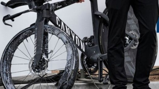 Ciclismo, la bicicletta incidentata di Annemiek Van Vleuten.