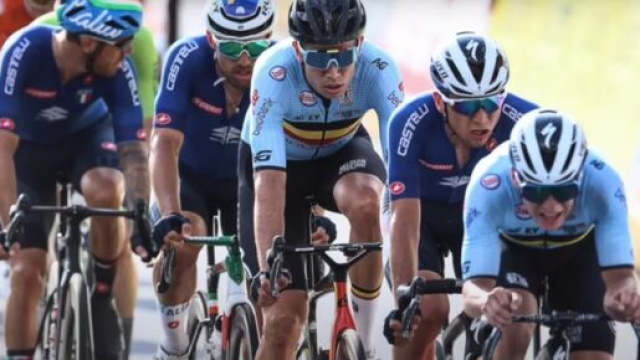 Remco Evenepoel e Wout van Aert impegnati nella scorsa edizione dei Mondiali di ciclismo.