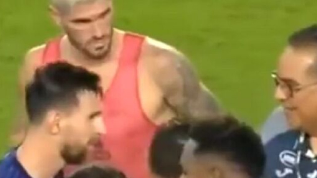 Un membre du staff du Honduras veut une photo avec Messi, son co&eacute;quipier p&egrave;te un c&acirc;ble (capture Youtube)