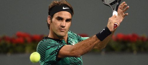 Roger Federer em um lance de partida de t&ecirc;nis. Seu &uacute;ltimo jogo ocorreu durante essa semana. (Arquivo Blasting News)