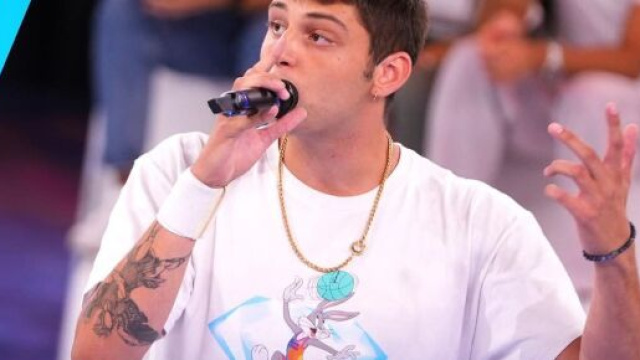 Chi &egrave; Tommy Dali: Amici, la collaborazione con Rkomi e Instagram.