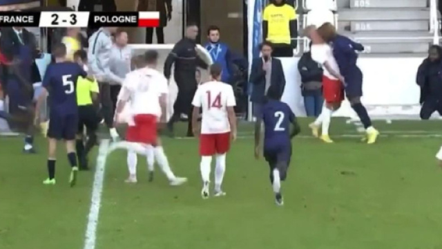 4 cartons rouges, coup de t&ecirc;te et bagarre g&eacute;n&eacute;rale, France - Pologne U18 d&eacute;g&eacute;n&egrave;re (capture YouTube)