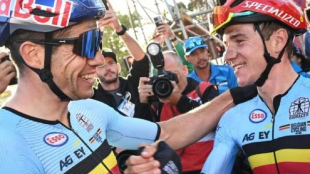 Wout van Aert con Remco Evenepoel all'arrivo dei Mondiali di ciclismo.