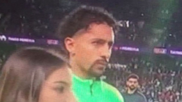 La r&eacute;action de Marquinhos pendant que l'hymne du Br&eacute;sil est siffl&eacute; devient virale (capture YouTube)