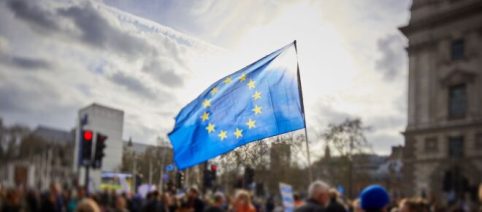 Ce n’est pas vrai : des italiens qui retirent le drapeau européen à l’armée chinoise en Ukraine