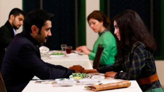 Terra amara, Yilmaz e Mujgan si danno il primo bacio.