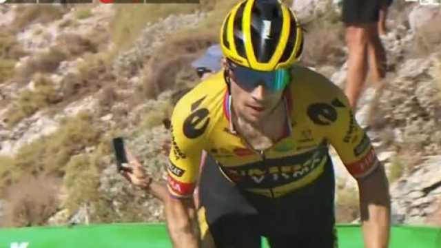 Ciclismo, Primož Roglič impegnato alla Vuelta Espa&ntilde;a.