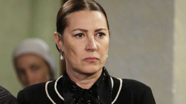 Terra amara, Hunkar cade da cavallo.