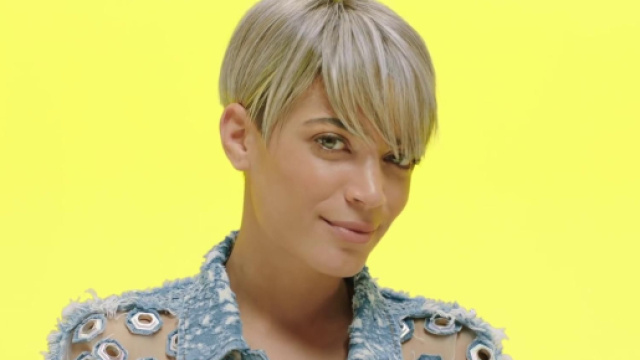 Elodie difende una coppia di anziani da due bulli che sbarravano loro la strada.