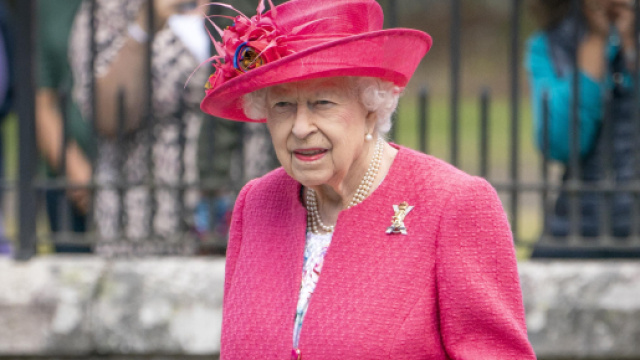 Regina Elisabetta sotto osservazione medica: Harry e Meghan in viaggio.