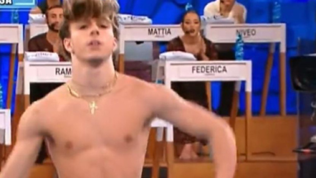 Amici 22, Mattia rompe il silenzio e piange: 'Ho difficolt&agrave; ad accettarmi, non &egrave; facile'.