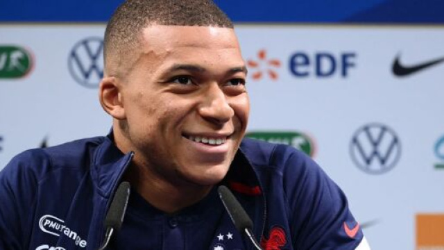 Kylian Mbapp&eacute; pourrait arr&ecirc;ter les Bleus pendant un moment selon Daniel Riolo. (screenshot Twitter - @_le442)