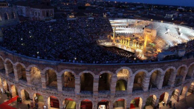 L'Arena di Verona festeggia il centenario del festival lirico.