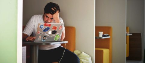 Passar muito tempo sentado é ruim para a saúde, aponta estudo