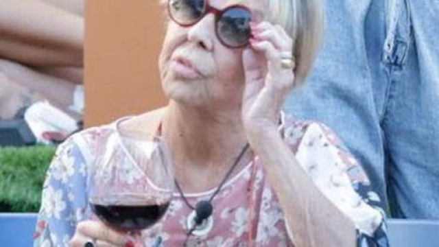 GFVip 7: Oriana e Wilma litigano per il vino (Clip).