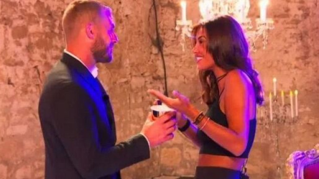 Julien Bert infid&egrave;le &agrave; M&eacute;lanie Dedigama depuis Les Cinquante : Cynthia fait des r&eacute;v&eacute;lations &eacute;tonnantes.