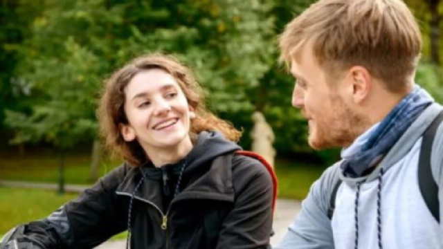 Tempesta d'amore, trame tedesche: Max bacia Liesl e capisce di amare ancora Vanessa.