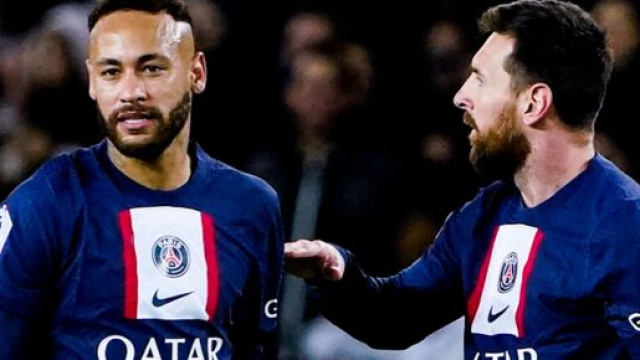 Neymar et Messi en froid avec le public du Parc des Princes. (screenshot Twitter - @_BeFootball)