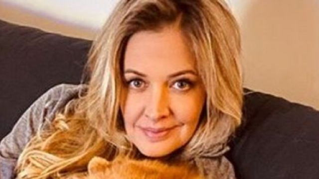 Carine Galli passe du bon temps avec son chien Dodu quand elle ne lance pas punchlines sur punchlines. (capture Twitter officiel de Carine Galli)