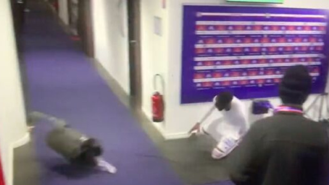 Karl Toko-Ekambi furieux apr&egrave;s son remplacement face &agrave; Strasbourg. (screenshot Canal+, match OL-Strasbourg)