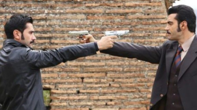 Terra amara, Demir e Yilmaz dietro le sbarre.