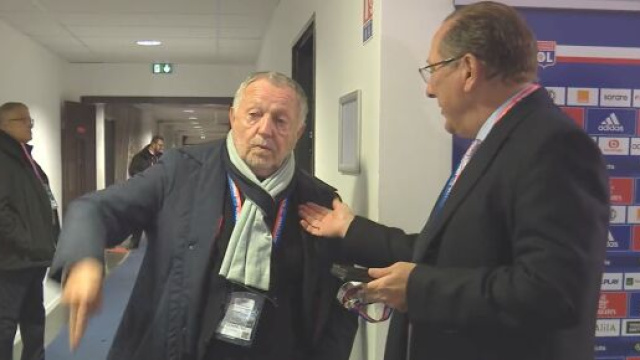 Jean-Michel Aulas en pleine discussion avec John Textor avant OL-Strasbourg. (screenshot Twitter - @PVSportFR)