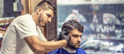 La ti&ntilde;a se estar&iacute;a propagando por la falta de higiene de las herramientas de corte (Piqsels)