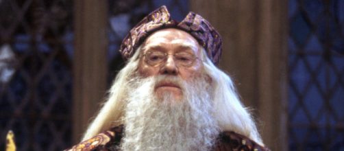 O ator Richard Harris como o personagem Alvo Dumbledore (Reprodu&ccedil;&atilde;o/Warner Bros.)