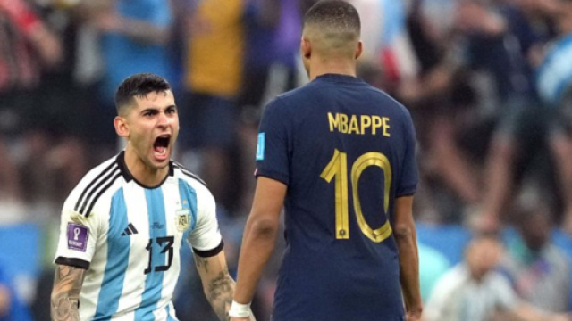 Cristian Romero c&eacute;l&eacute;brant devant la face de Kylian Mbapp&eacute; apr&egrave;s le troisi&egrave;me but de l'Argentine (Screenshot Twitter - @CabineSport)