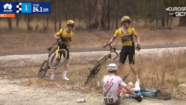 Tour Down Under, la caduta che &egrave; costata un serio infortunio a Robert Gesink.