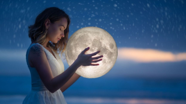 L'oroscopo del giorno 22 gennaio, Pesci possessivi e Gemelli rilassati.