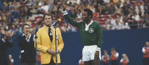 Pel&eacute; se tornou um dos maiores jogadores de futebol do mundo.