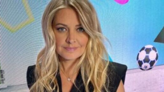 Carine Galli : Un internaute lui fait une allusion obsc&egrave;ne sur Twitter, elle r&eacute;pond (capture YouTube)