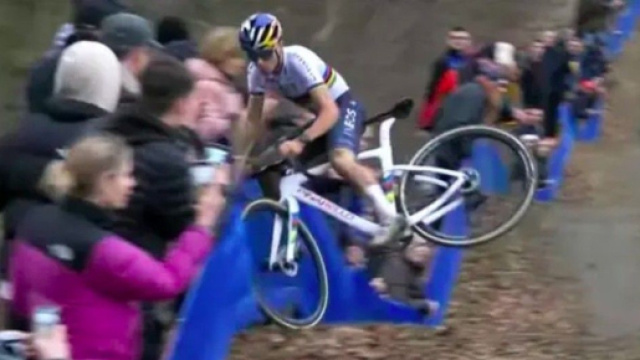Ciclocross, la caduta di Tom Pidcock nella gara di Baal.