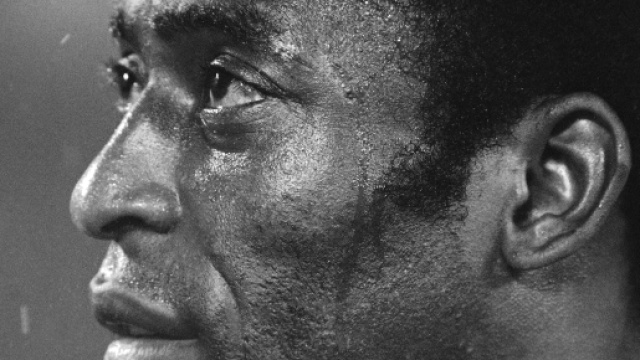Pel&eacute;, the Global Face of Soccer, Dies at 82 - The New York Times - nytimes.com