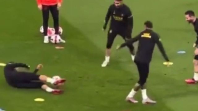 Achraf Hakimi pendant l'entrainement du PSG avant le match contre Riyad (capture Instant Foot Twitter officiel)