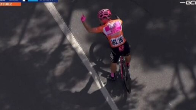 Ciclismo, Alberto Bettiol si scusa per il lancio di borraccia al Tour Down Under.