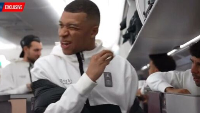 Mbapp&eacute; chambre Bernat dans l'avion qui menait le PSG au Qatar. (sceenshot Twitter - @PSG.fr)