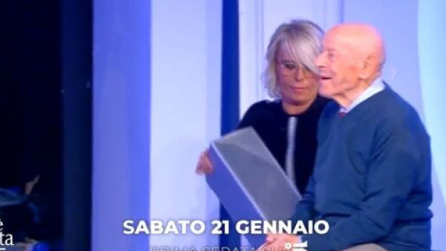 C'&egrave; posta per te, Maria avvicina la cassa audio ad un aziano