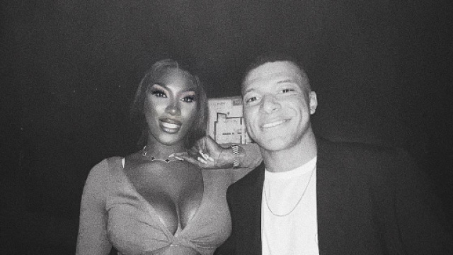 La chanteuse a fait sensation aux cot&eacute;s du footballeur du PSG. Credit : compte officiel Instagram Aya Nakamura