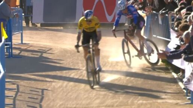 Wout van Aert e Mathieu Van der Poel in azione nel ciclocross di Benidorm.
