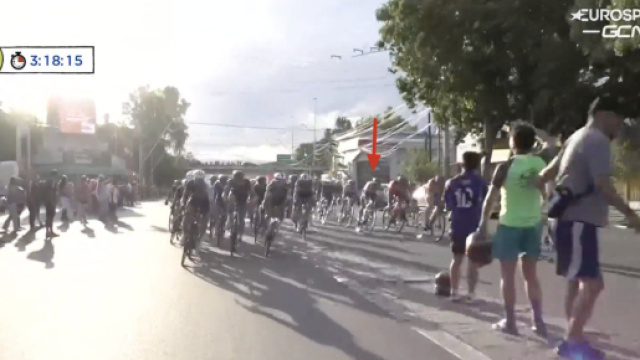 Ciclismo, Evenepoel rischia di investire una donna nella prima tappa della Vuelta San Juan.