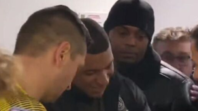 Kylian Mbapp&eacute; signant des autographes aux joueurs de l'US Pays de Cassel (capture Twitter Killy Mbapp&eacute;)