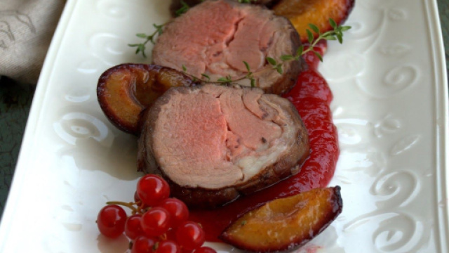 Medaglioni di agnello con le verdure, un piatto delizioso.