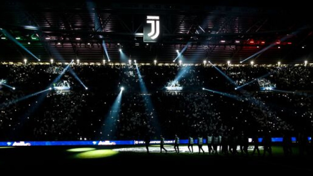 Un'immagine notturna dello Juventus Stadium.